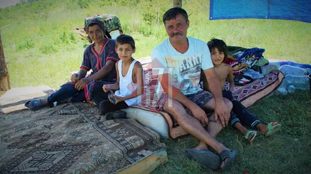 Micuții care dormeau sub cerul liber lângă lacul Ezăreni și-au găsit o locuință provizorie! Autoritățile au anunțat că nu vor mai lua minorii de lângă părinți! Decizia nu este definitivă