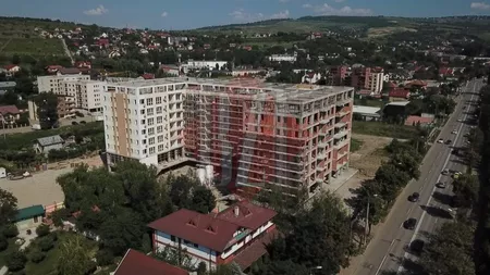 Haos rutier în Bucium din cauza investițiilor imobiliare! Gheorghe Mănău, omul pușcăriașului Relu Fenechiu, ridică 3 blocuri. Sute de mașini apar în zonă - FOTO/VIDEO