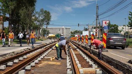 Se montează noile linii de tramvai pe bulevardul Tudor Vladimirescu. Când se finalizează lucrările de modernizare a infrastructurii de tramvai din Iași