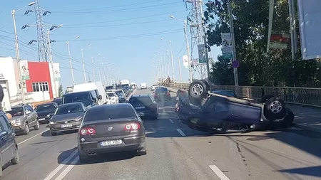 Accident rutier pe pasarela Bucium. O mașină s-a răsturnat. Traficul este blocat pe ambele sensuri - UPDATE / FOTO