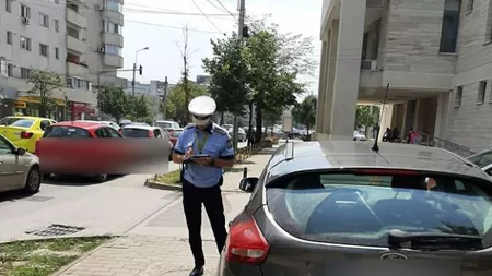 Bizoni în trafic. Poliţiştii locali au sancţionat contravențional un autoturism parcat pe trotuar