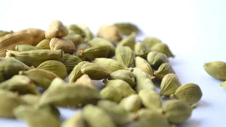 Cardamom - Te poate scăpa de pietrele la rinichi