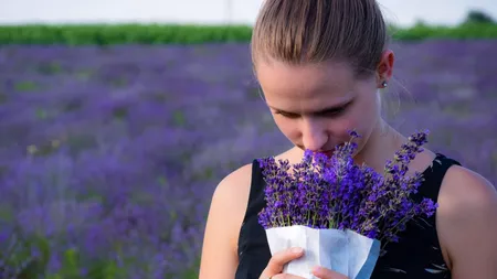 Dacă ți-ai pierdut simțul mirosului din cauza Covid-19, această terapie te-ar putea ajuta! - VIDEO