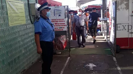 Controale stricte în piețele agroalimentare din Iași. Polițiștii locali îi verifică pe comercianți și pe cetățeni să poarte masca pe gură și pe nas