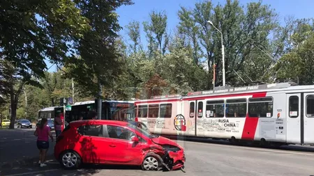 Accident rutier în Copou. Circulaţia tramvaielor a fost blocată - EXCLUSIV, FOTO