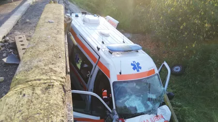 Ambulanță care transporta un infectat cu Covid-19, implicată într-un accident rutier. Pacienta a decedat