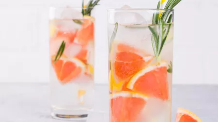 Băutură răcoritoare cu apă minerală, rozmarin și grapefruit