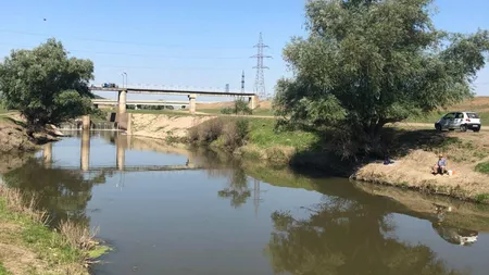 Se mărește artificial debitul de apă din râul Bahlui. Specialiștii ABA Prut Bârlad iau această măsură pentru combaterea mortalității piscicole