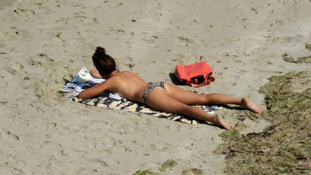 Reacția ministrului de Interne din Franța în scandalul „Plajă topless”: „Libertatea este ceva prețios“