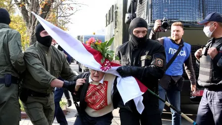 O bătrână de 73 de ani a fost reţinută de autorităţi, în timpul protestelor din Belarus