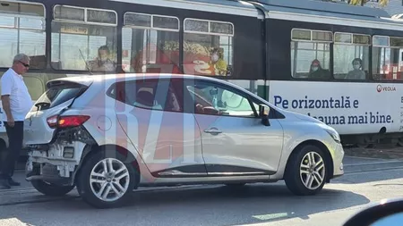 Accident rutier la Iaşi. Un autoturism a intrat în coliziune cu un tramvai (EXCLUSIV) - FOTO