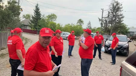 Mircea Manolache, fără mască în campanie electorală: Un lacheu de-al său stă cu mâna la sex! - FOTO