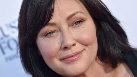 Shannen Doherty are cancer la sân în stadiul 4. Metastazele s-au extins la coloană