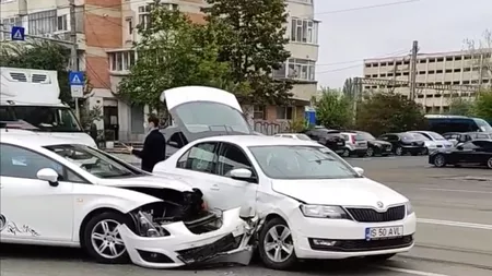 Două accidente rutiere în municipiul Iaşi. Au fost implicate mai multe autoturisme