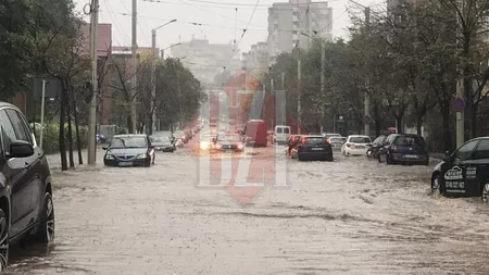 Iaşul a paralizat din cauza ploii torenţiale! Apă de jumătate de metru pe arterele principale - Galerie Foto, Video