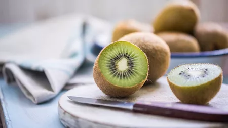 Vitamina C: mâncați două kiwi pe zi, timp de două săptămâni, pentru a vă simți mai plini de viață