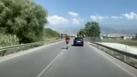 Tânăr surprins pe trotinetă cu peste 100 km/h. Acesta încerca să depășească o mașină