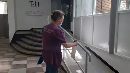 Reîncepe dezinfecția în interiorul scărilor de bloc din Iași. Spațiile comune vor fi curățate cu dezinfectant și clor, oferit de asociațiile de proprietari