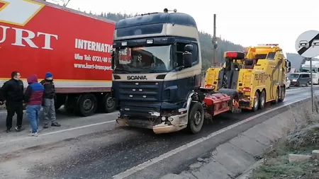 TIR răsturnat pe DN1. Traficul între Azuga și Predeal se desfășoară cu dificultate