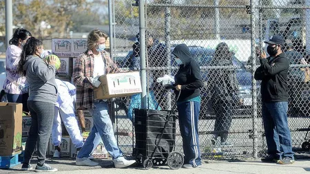Brad Pitt este un adevărat erou pentru oamenii nevoiași. Actorul a împărțit alimente într-o comunitate săracă