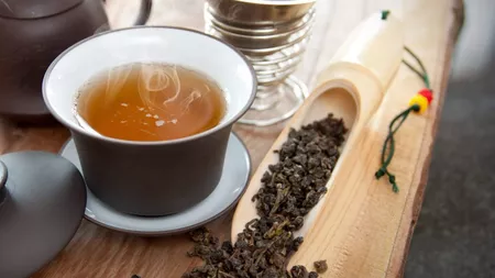8 motive de a bea mai mult ceai și mai puțină cafea