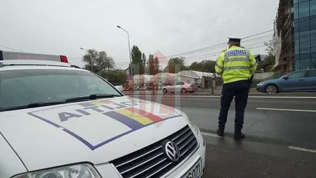 Beat mangă, un tânăr din Iași a intrat cu mașina într-un cap de pod. A avut mare noroc că a scăpat cu zile în urma impactului
