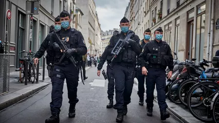 Un bărbat care se plimba cu o macetă pe străzile Parisului, arestat de poliţie - FOTO