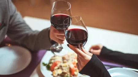 Brânza și vinul roșu ar proteja împotriva problemelor cognitive
