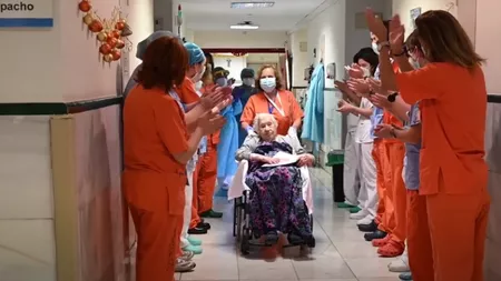 Elena, o pacientă de 104 ani, a învins Covid-19. A fost aplaudată când a fost externată după 14 zile