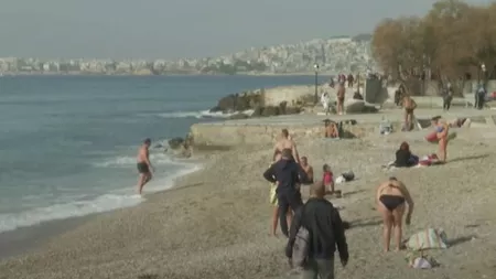 Grecii au ieșit la plajă în ianuarie, în plină pandemie de COVID-19! - VIDEO