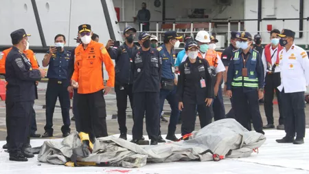 Aparatura care ar putea detecta cutia neagră a avionului prăbuşit în Indonezia are probleme tehnice