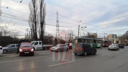 Accident rutier în Municipiul Iaşi. Coliziune între o maşină şi un tramvai - EXCLUSIV/ FOTO