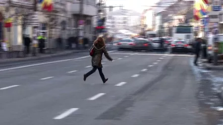 O femeie a traversat strada printr-un loc nemarcat, dar a scăpat de amendă! Iată ce scuză a găsit