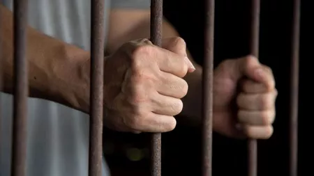 Canibalism în sala de judecată! Un deținut l-a mușcat pe un agent din Penitenciarul Iași! Acuzații de ultraj și încălcarea solemnității ședinței după incidentul șocant! (Exclusiv)
