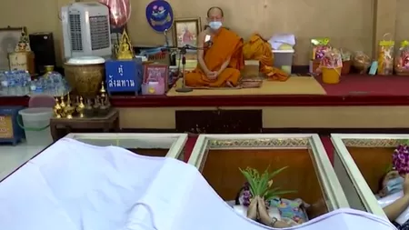 Ritual cutremurător în Thailanda: Oamenii își înscenează propria înmormântare! Iată motivul acestora - VIDEO