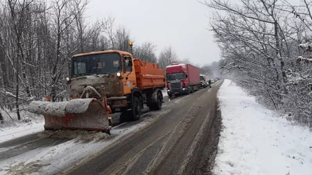 Zeci de utilaje de deszăpezire pe drumurile din judeţul Iaşi. Cum se circulă pe cele mai importante artere