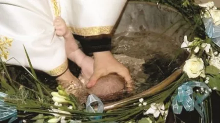 Raportul medicilor legişti. Bebelușul din Suceava care a decedat la botez avea pneumonie. Preotul nu are nicio vină