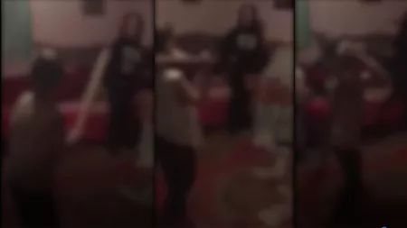 Doi copii minori îşi bat cu bestialitate mama! Atenţie, imagini şocante! - VIDEO