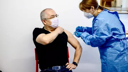 A început vaccinarea cu serul AstraZeneca. Emil Boc: „Nimeni nu este în siguranță!”