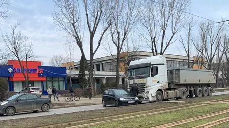 Accident rutier în municipiul Iași! Un TIR a intrat într-un autoturism EXCLUSIV