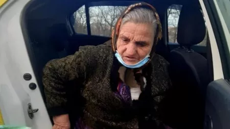 O bătrână a fost externată şi lăsată în frig pe o bancă. Cine a intervenit pentru femeia din Târgu Jiu