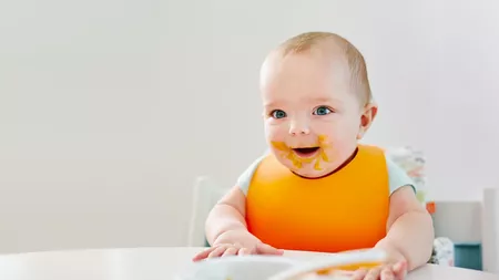 Cantități periculoase de metale grele, descoperite în mâncarea pentru bebeluși produsă de patru mari companii