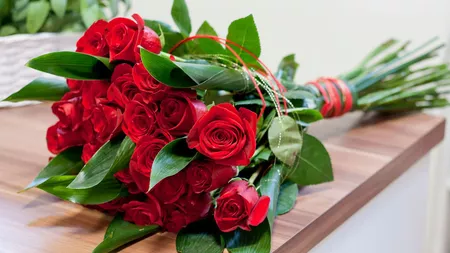 Ieșenii comandă online buchetele cu flori pentru Valentine's Day. Florarii se pregătesc deja pentru 