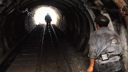 Povestea cutremurătoare a unui miner din Valea Jiului: „Tone de fier peste noi, am trăit ca într-o cușcă”