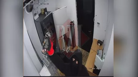 Momentul spargerii cazinoului din Iaşi. Hoţul a intrat pe geamul din baie și a încercat să acopere camerele cu vopsea - EXCLUSIV/ VIDEO