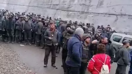 Minerii din Valea Jiului continuă protestele: „Dați-ne banii! Să vină Iohannis și Cîțu!“ – VIDEO