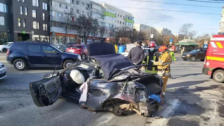 Un şofer fără permis şi cu doi copii minori în maşina a provocat un accident rutier grav în București după ce a încercat să fugă de Poliție - FOTO