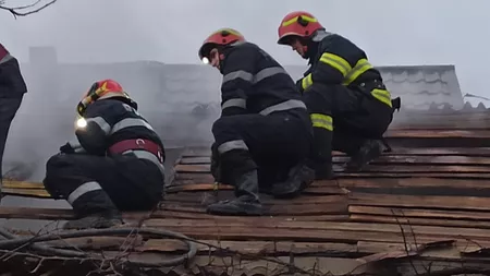 Incendiu devastator, lângă municipiul Pașcani. Un adăpost de animale a fost cuprins de flăcări. Pompierii ISU s-au luptat ore în șir cu focul