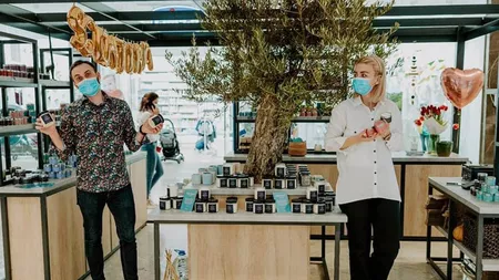Doi tineri curajoși și-au deschis o afacere în plină stare de urgență! Daria și Iustin creează lumânări parfumate în bucătărie! Au investit 18.000 de euro după ce au pierdut un proiect european