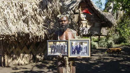 Un trib din Vanuatu îl idolatriza ca pe un zeu pe prințul Philip! Credeau că e reîncarnarea unui războinic legendar - VIDEO